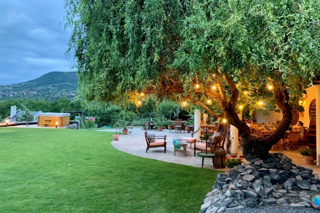 Hotel Sipos Borhaz Es Vendeghaz Badacsonyörs Exterior foto