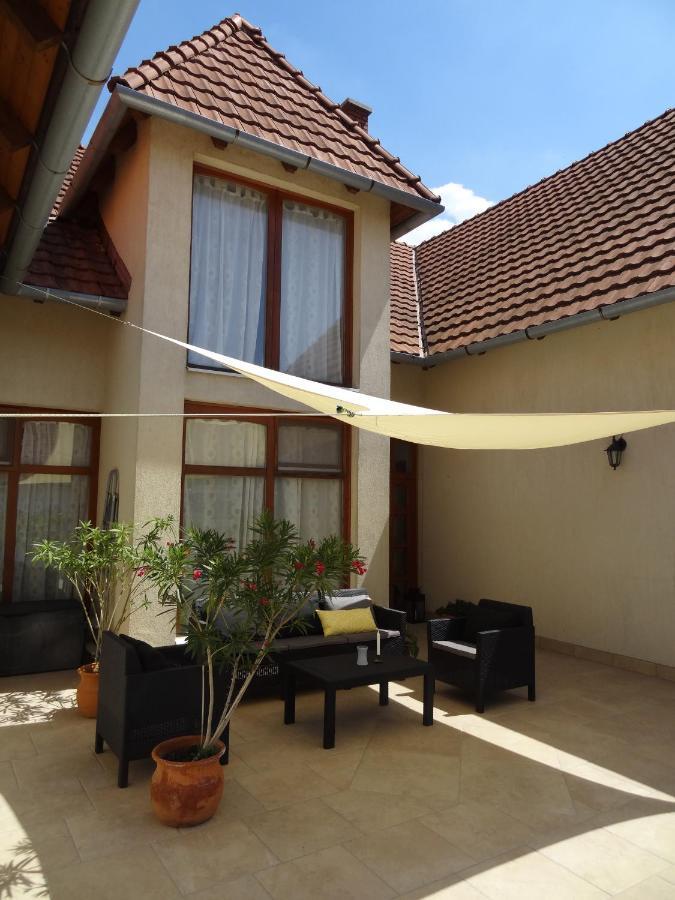 Hotel Sipos Borhaz Es Vendeghaz Badacsonyörs Exterior foto